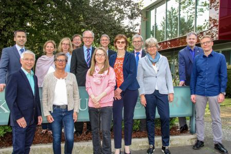 Schulverweigerung erfolgreich beenden: Familienklasse ist, wenn alle an einem Strang ziehen (von links nach rechts) Burkhard Schwuchow, Bürgermeister von Büren, Hartmut Bondzio, Schulamtsdirektor, Schulamt für den Kreis Paderborn, Melanie Rieke, Karl Bröcker Stiftung, Dietlind Schäfer, Konrektorin der Krollbachschule, Doris Bernert, Karl Bröcker Stiftung, Jochen Schröder, Sozialarbeiter IN VIA, Landrat Manfred Müller, Yvonne Reclaw, Dr. Oliver Vorndran, Leiter des Bildungs- und Integrationszentrums, Clarissa Rehmann, Konrektorin der Gesamtschule Büren, Rüdiger Bockhorst, Reinhard-Mohn-Stiftung, Petra Hakenberg, Schulaufsicht Gesamtschulen,  Michael Berens, Bürgermeister der Gemeinde Hövelhof, Michael Stolpmann, Rektor der Krollbachschule Hövelhof, © Amt für Presse- und Öffentlichkeitsarbeit, Kreis Paderborn, Michaela Pitz Familienklasse - ein Projekt gegen Schulmüdigkeit